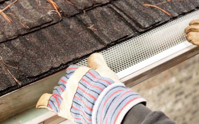 installing roof gutter guard